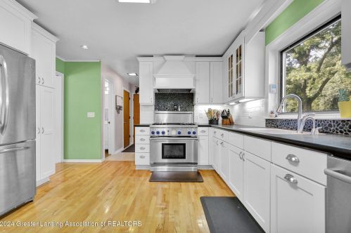 1053 Lantern Hl Dr, East Lansing MI 48823-2831 exterior