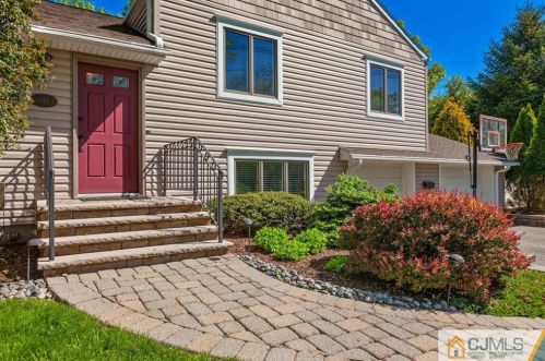 141 Mason Dr, Metuchen, NJ 08840-1047