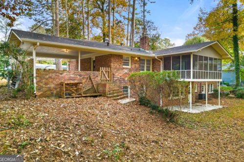 5820 Greenbrier Rd, Atlanta GA 30328-5215 exterior