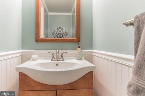 1122 Kensington Rd, Mc Lean VA 22101-2918 exterior