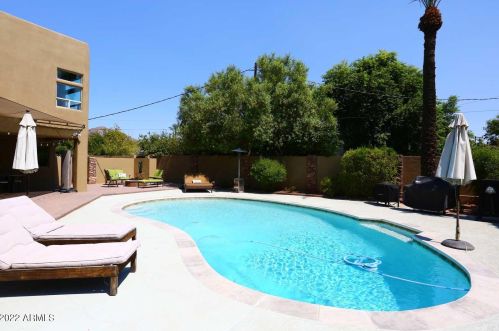 4451 Earll Dr, Phoenix AZ 85031-3821 exterior