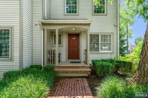 100 Panorama Dr, Edgewater, NJ 07020-7239