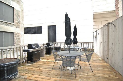 40 Delaware Pl, Chicago IL  60611-1429 exterior