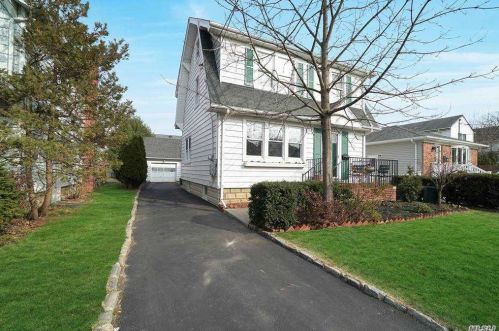 111 Carpenter St, Valley Stream, NY 11580-4419