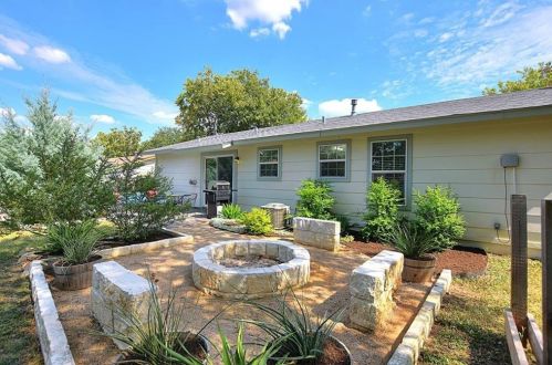 5706 Breezewood Dr, Austin TX  78745-4022 exterior