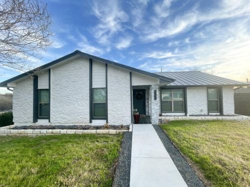 3907 Chase Cir, Austin TX  78721-1216 exterior