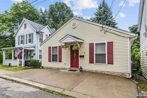 5 Plane St, Kinnelon, NJ 07405-1011