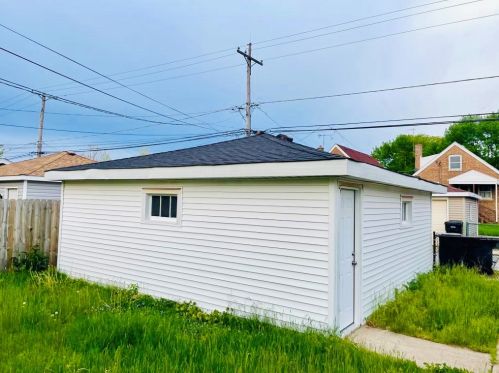 10811 Avenue, Chicago IL  60617-6749 exterior