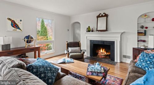 801 Enderby Dr, Alexandria, VA 22302-2225