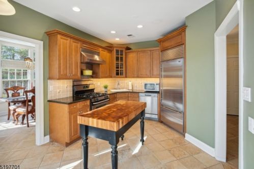 101 Regal Blvd, Livingston, NJ 07039-8242