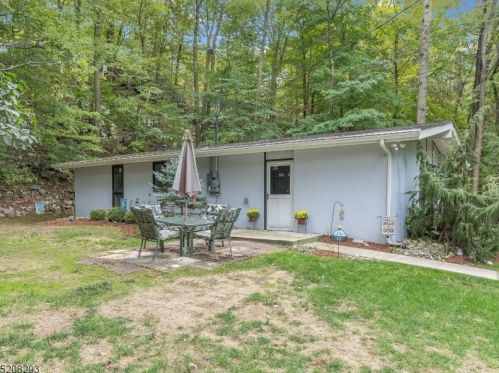 15 Stevens Trl, Hopatcong, NJ 07843-1125