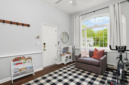 10 Ledgewood Dr, Norwalk CT 06850-1821 exterior