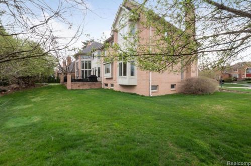 2511 Golf Crst Dr, Rochester MI 48309-4063 exterior