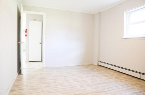 3217 Gunther Ave, Bronx NY 10466-2037 exterior