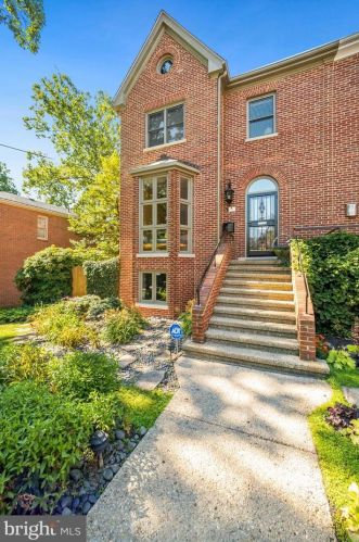 3916 Northampton St, Washington, DC 20015-2951