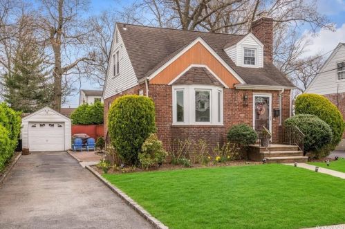 108 Fenimore St, Valley Stream NY 11580-3407 exterior