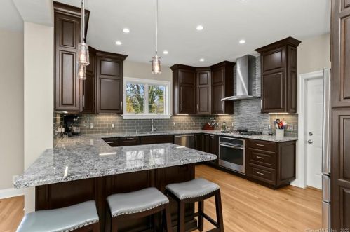 8 Gdn Ln, Westport CT 06880-5316 exterior