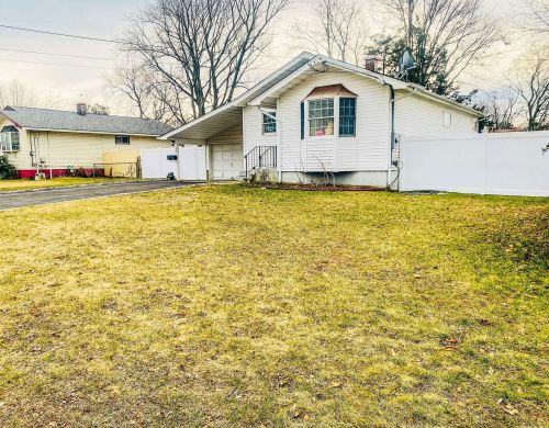 32 Elm St, Central Islip NY  11722-4145 exterior