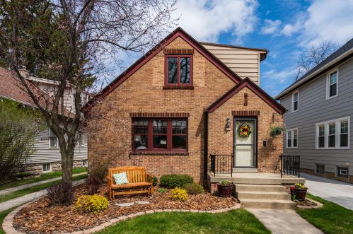 906 Mdw Pl, Milwaukee WI 53217-5737 exterior