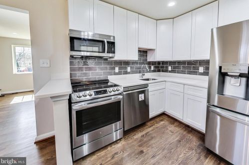 4617 Creek Shore Dr, Rockville, MD 20852-2405