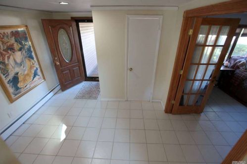 2 Crabapple Ln, Commack NY 11725-2404 exterior