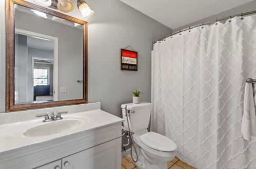 31 Lookout Hl Rd, Milford CT 06461-1878 exterior