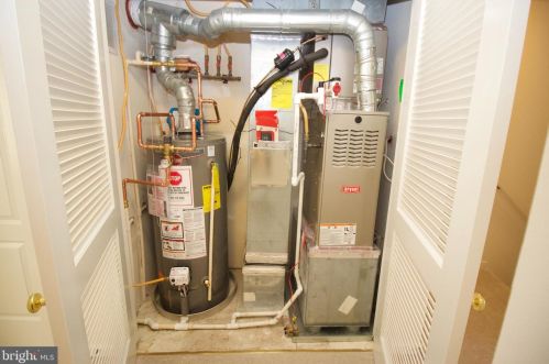 5082 Donovan Dr, Alexandria VA 22304-7755 exterior