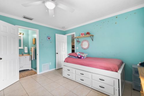 709 Dorchester St, Fort Pierce FL  34983-8762 exterior