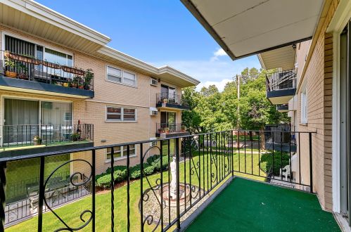 6161 Higgins Ave, Chicago IL  60630-1801 exterior