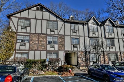 1511 Faulkner Ct, Mahwah, NJ 07430-3485