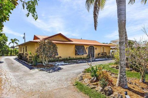 620 94 Ave, Naples FL 34108-2447 exterior