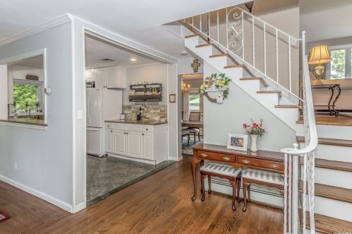 53 21st St, Huntington Station, NY 11746-3257