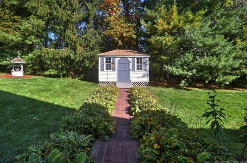 2 Dogwood Ln, Wallingford CT 06492-1953 exterior