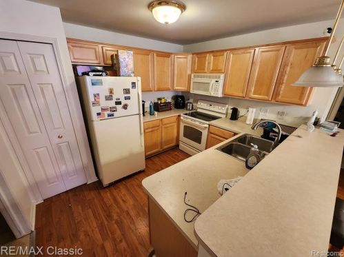 22105 Alexa Dr, Walled Lake MI  48390-5842 exterior