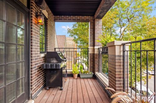 2312 Roscoe St, Chicago IL  60618-6211 exterior