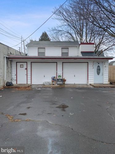 1402 Genesee St, Trenton, NJ 08610-5908