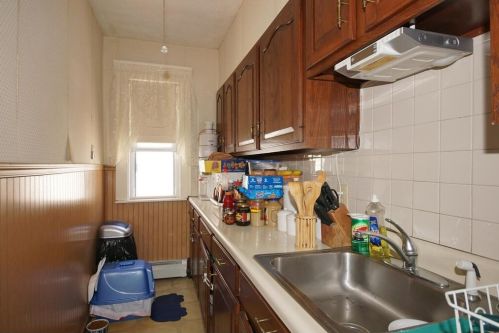 10 Bedford Ave, Worcester MA 01604-4739 exterior