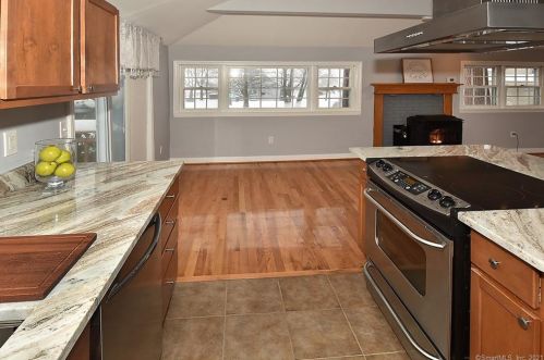 14 Lk St, Ellington CT 06029-3008 exterior