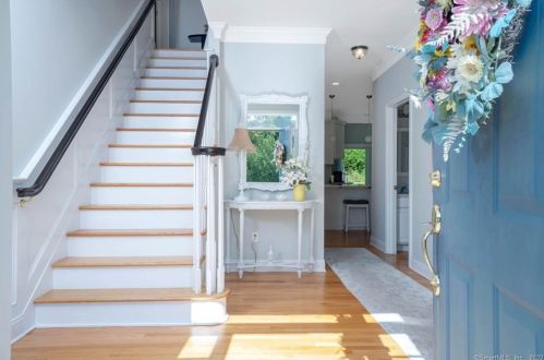 8 Jennifer Dr, North Haven CT 06473-2041 exterior