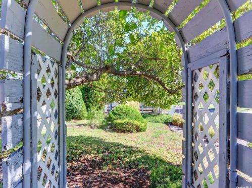 45 Greenfield Ln, Commack NY 11725-1414 exterior