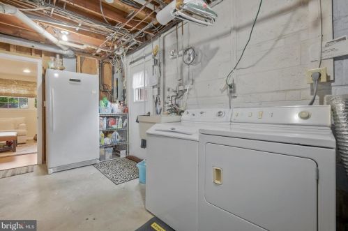 2105 Rampart Dr, Alexandria VA 22308-1537 exterior