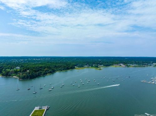 7 Cobb Is Dr, Greenwich CT 06830-7244 exterior