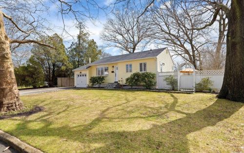 8 Lynhaven Pl, Commack NY 11725-3107 exterior