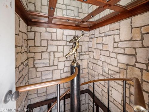 2009 Victoria Hl, Rochester MI exterior