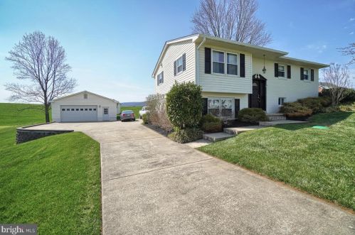 7504 Picnic Wood Rd, Middletown MD 21769-8223 exterior