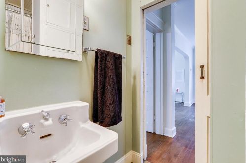 1801 Commonwealth Ave, Alexandria VA 22301-1403 exterior