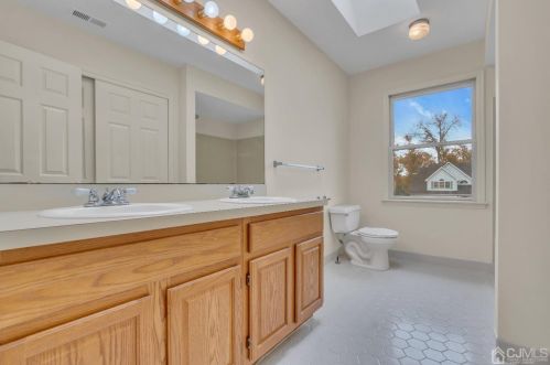 4 Rockoff Ct, Edison NJ  08837-3000 exterior