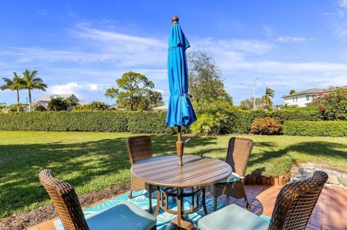 566 Beachwalk Cir, Naples FL 34108-7734 exterior