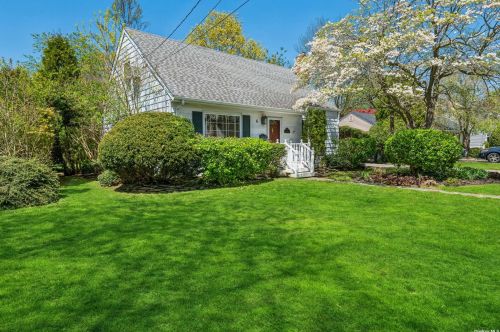 6 Devonshire Pl, Huntington Station NY  11746-1053 exterior