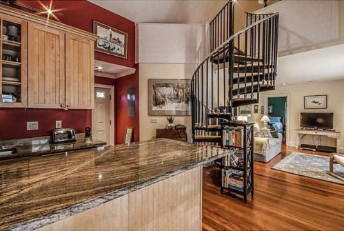 18 Phelps Rd, Middletown RI 02842-5448 exterior